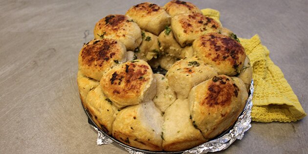 Bryd bollerne fra hinanden, og spis dem som tilbehør.