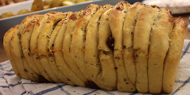 Lækkert brydebrød med ost, oregano og soltørrede tomater.