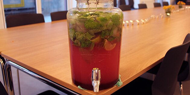 I denne velkomstdrink er den traditionelle mojito peppet op med lækre rabarber.