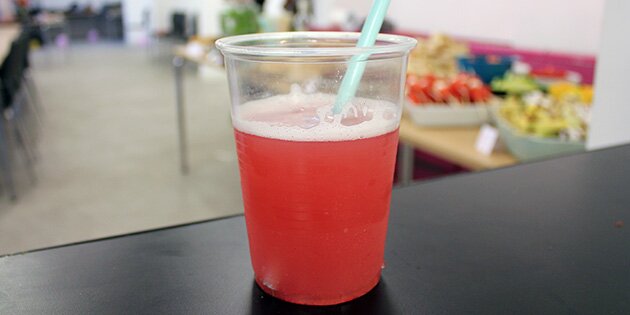 Sød frisk rabarbermojito, der smager himmelsk.