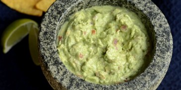 Cremet og utroligt lækker guacamole med yoghurt, lime og tomat.