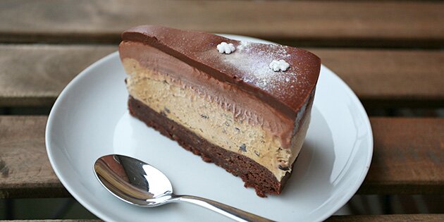 Helt fantastisk chokoladeislagkage med to slags is, én med kaffe og chokoladestykker og én med chokolade