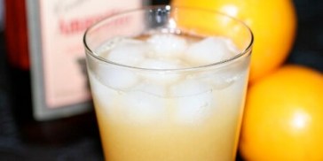Drink med dejlig appelsinsmag og et strejf af mandel.