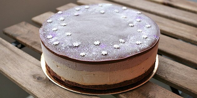 Islagkagen har den skønneste browniebund og en cremet chokoladeganache på toppen.