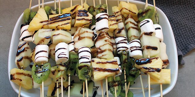 Sjove frugtspyd med chokolade og skumfiduser, der passer perfekt som dessert på buffeten.