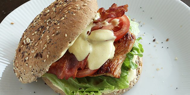 Lækker kyllingeburger med sprød bacon og cremet karrydressing.