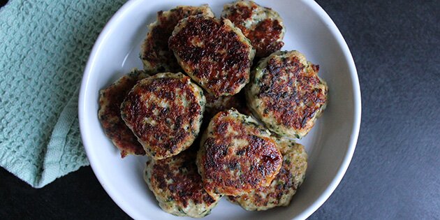 De lækreste kyllingefrikadeller med hytteost og spinat. Mums filibaba!