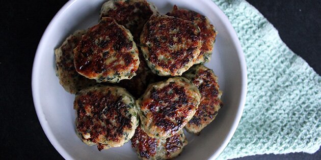 Frikadeller lavet på kyllingekød er mere magre, og så smager de skønt.