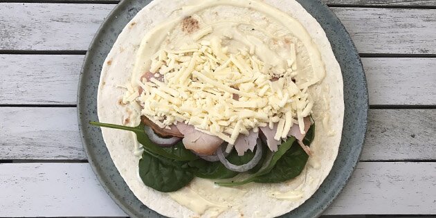 Top hele herligheden med revet ost som det sidste.