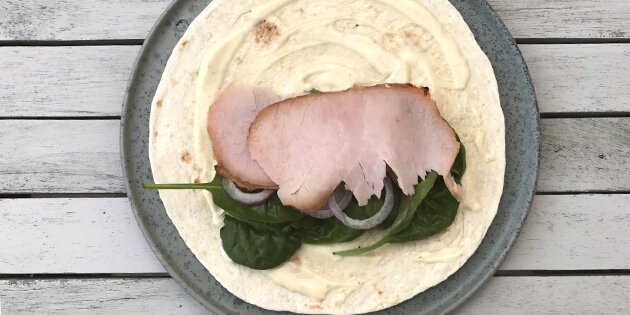 Læg skinkeskiverne ovenpå.