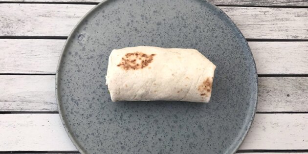 Rul pandekagen sammen til en stram wrap, så den er klar til at blive stegt sprød.