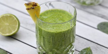 Mums, en sund grøn smoothie med spinat og ananas.