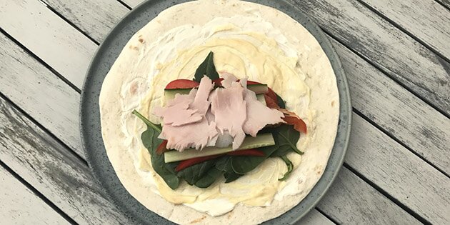 Top med skinken, og så er pandekagen klar til at blive rullet til en wrap.