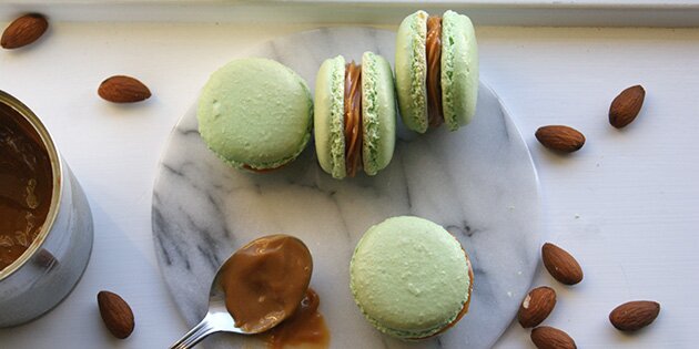 Lækre små macarons fyldt med sød karamel og frisk æblekompot