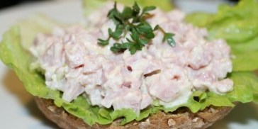 Her på brød med salat.