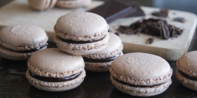 Skønne franske macarons med den lækreste chokoladeganache