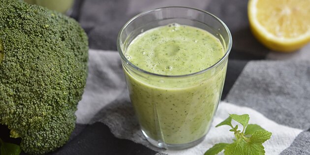 Både sund og lækker smoothie med broccoli, avocado og æblejuice - en dejlig greenie.