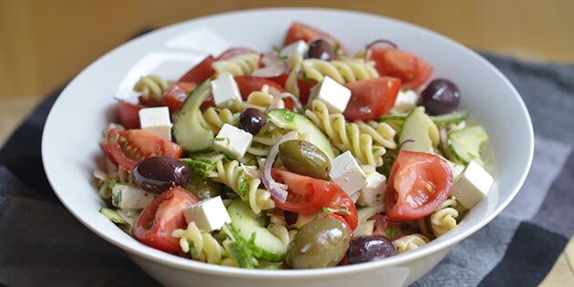 Den fyldige græske pastasalat med feta er dejligt tilbehør til det meste.