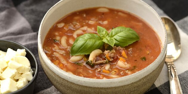 Hakket oksekød, tomat, pasta og parmesan sørger for, at suppen smager som en god lasagne