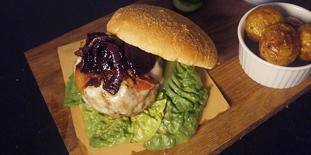 Den luksuriøse gourmet burger med hjemmelavet trøffelmayo og masser af andet lækkert fyld.