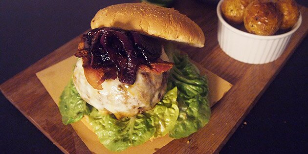 Burgeren kan med fordel serveres med ovnbagte kartofler til.