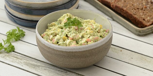 Den her kolde kyllingesalat er spækket med lækre ingredienser som avocado, majs og dijonsennep.