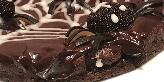 Ultralækker chokoladekage med den skønneste chokoladecreme på toppen.