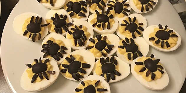Æggene kan pyntes med oliven, så de kan bruges som "devilled eggs" til Halloween.