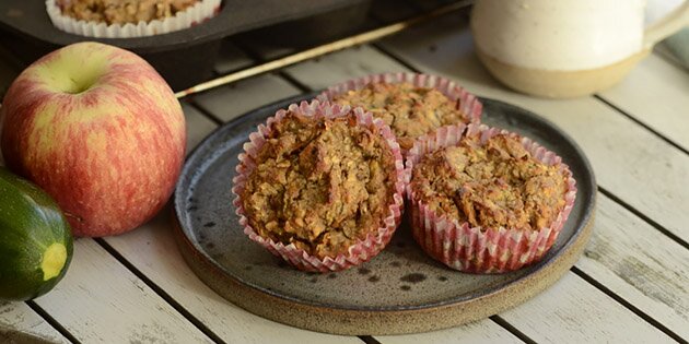 Dejlige sunde morgenmadsmuffins med havregryn, æg, mandler og grøntsager