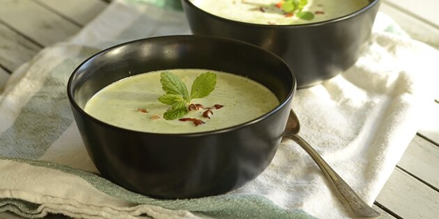 Cremet og lækker ærtesuppe lavet med frosne ærter.