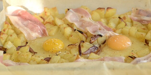 Æg og bacon fordeles i biksemaden, og så skal det i ovnen igen.