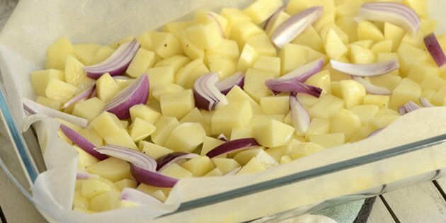 Kartofler og rødløg kommes i fadet og steges først.