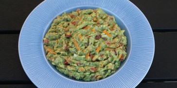 Cremet avocadodip med ost.