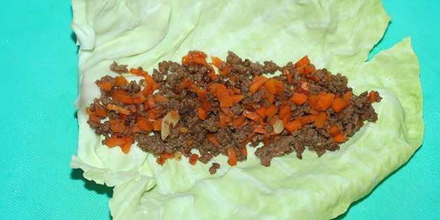 Først kommes oksekødsfyldet på.