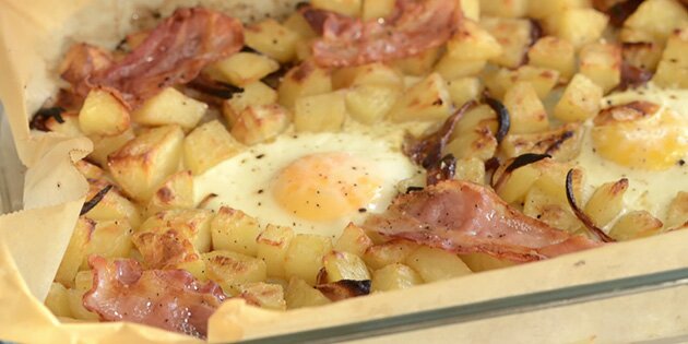 Retten har dejlig bacon og et perfekt stegt spejlæg på toppen.