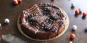 Denne kage er helt ideel til Halloween, da den pyntes med edderkopper og spindelvæv.