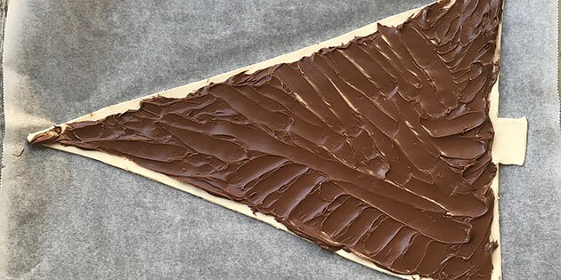 Nutellaen smøres ud på butterdejen.
