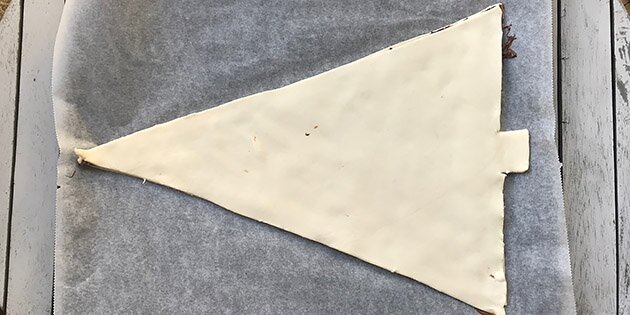 Den anden plade butterdej lægges ovenpå.