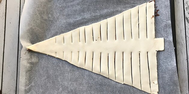 Så skal der skæres slidser i juletræet.