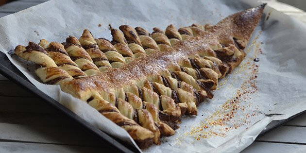 Sukkeret karamelliserer på toppen og giver en dejlig smag til butterdejen.