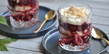 Den flotte juletrifli vil fungere godt som alternativ juledessert med kombinationen af kirsebærsauce, flødeskum og vanilje.