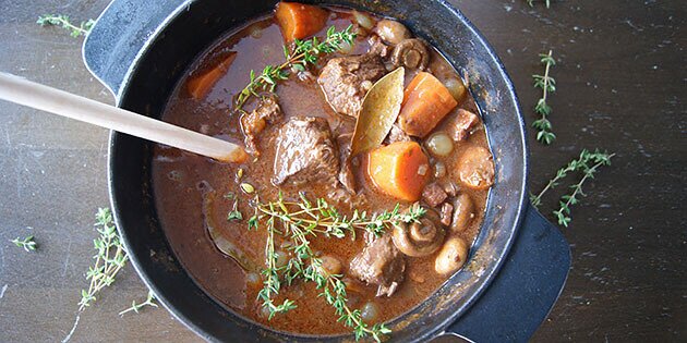 Den skønne gryderet indeholder blandt andet oksekød, flæsk, champignoner, gulerødder og naturligvis rødvin fra Bourgogne