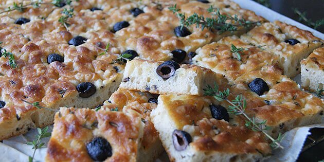 Det bløde italienske brød har både oliven indeni og som pynt på toppen