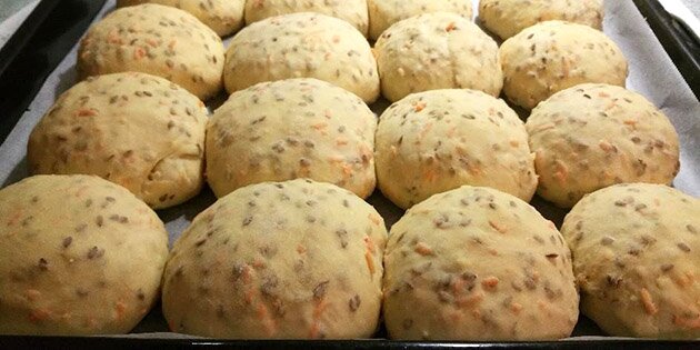 Bollerne er hævet og klar til at komme i ovnen.