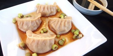 De færdige dumplings med svinekød kan serveres med en lækker dip til.