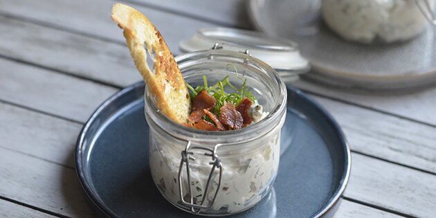 Forretten består bl.a. af en cremet kyllingesalat med purløg og creme fraiche.