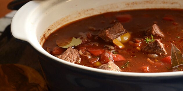 Gullasch er supernemt at lave i stegeso, og det passer sig selv i ovnen.