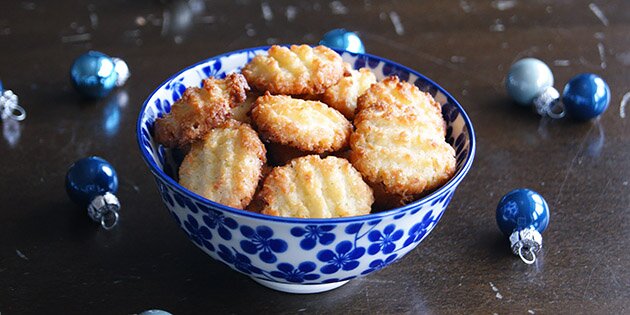 Sprøde hjemmebagte kokossmåkager, der formes ligesom gaffelkager - perfekt til jul (og resten af året).