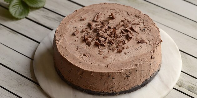 Pynt f.eks. islagkagen med chokoladeflager på toppen.