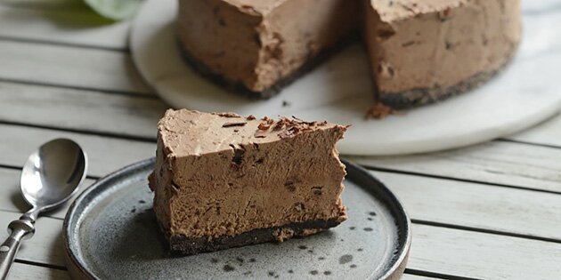Chokolade-islagkagen er perfekt som dessert og kan laves lang tid i forvejen.